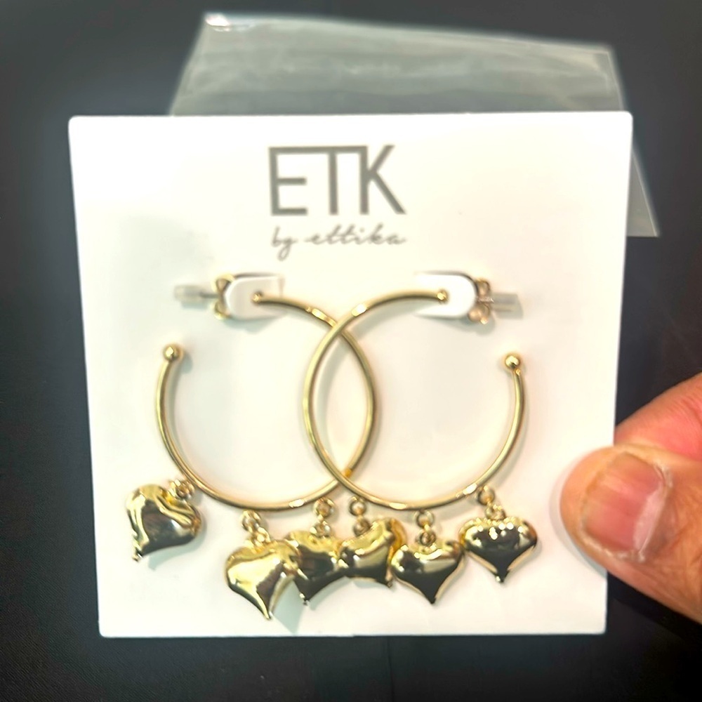 Hearts hoop earrings by ettika